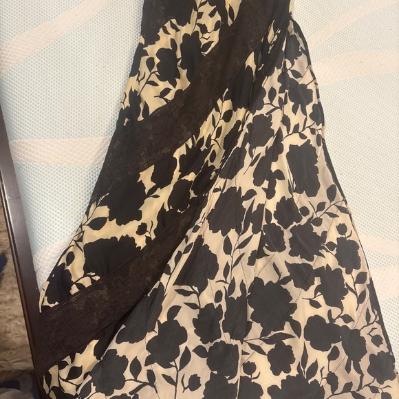 Beautiful long silky and lace dress - Picture 2 of 6